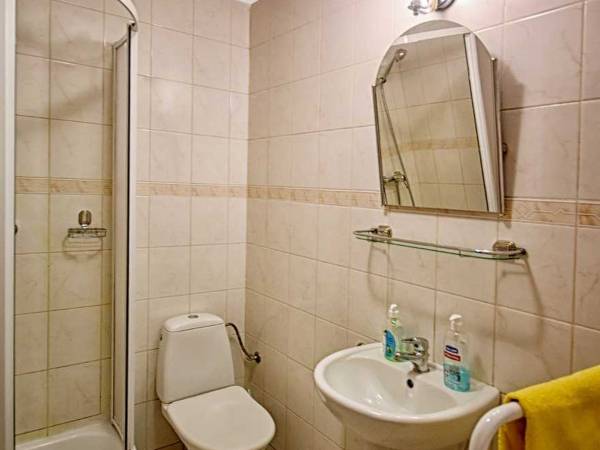 Łazienka w pokoju 3-osobowym na piętrze