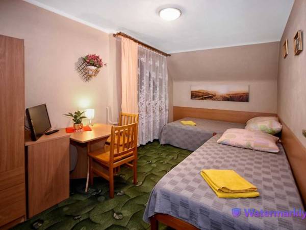 Pokój 2-osobowy z łazienką na piętrze: 1 łóżko 1-osobowe, 1 łóżko 2-osobowe