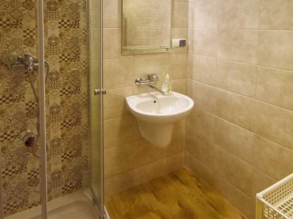 Łazienka w pokoju 4-osobowym na piętrze