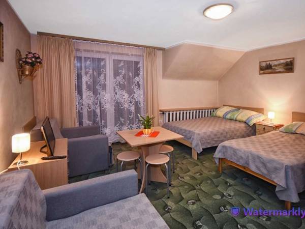 Pokój 4-osobowy z łazienką na piętrze: 3 łóżka 1-osobowe i 1-łóżko 2-osobowe