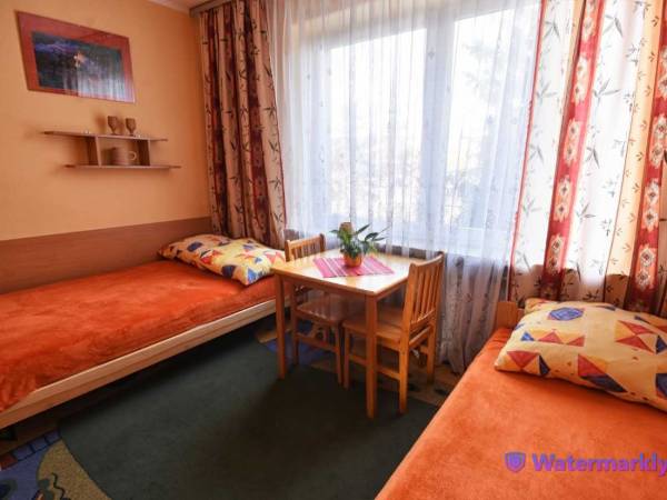 Pokój 2-osobowy z łazienką na parterze: 1 łóżko 1-osobowe, 1łóżko 2-osobowe