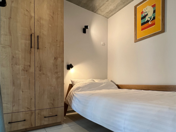 sypialnia z łóżkiem dwuosobowym