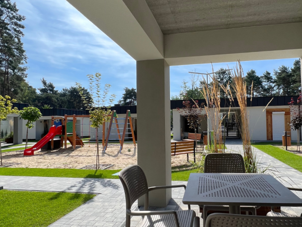 widok z tarasu na plac zabaw