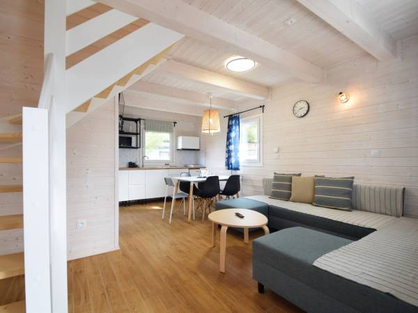 Domek piętrowy -salon z aneksem