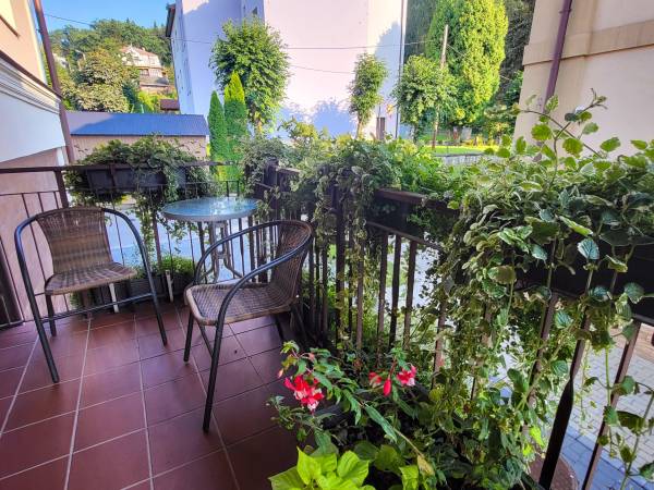 Budynek- taras przy wejściu