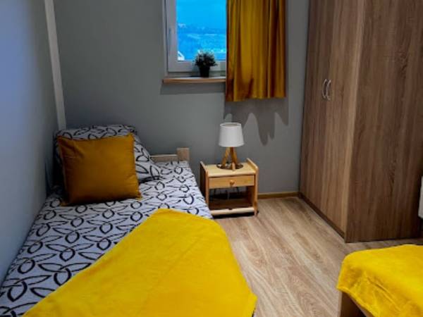 Pokój z dwoma łóżkami I domku