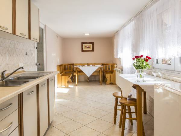 Gabi Cocktail Bar i wynajem pokoi