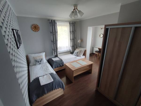 Apartament nr 1 - pokój dzienny i łózka pojedyncze