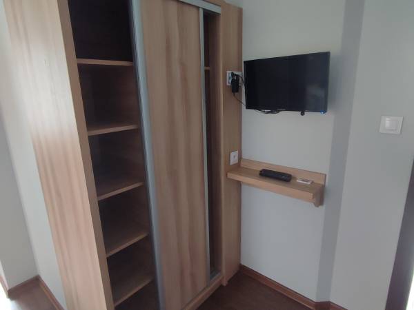 Apartament nr 1 - szafa i tv