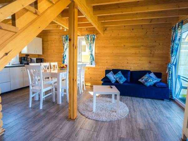 Salon z aneksem kuchennym w domku 8-osobowym