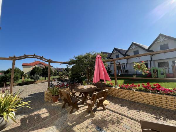 ogród przy domkach, plac zabaw