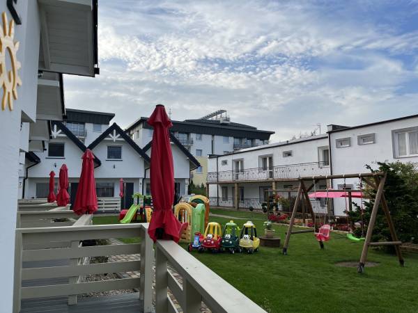 ogród przy domkach, plac zabaw