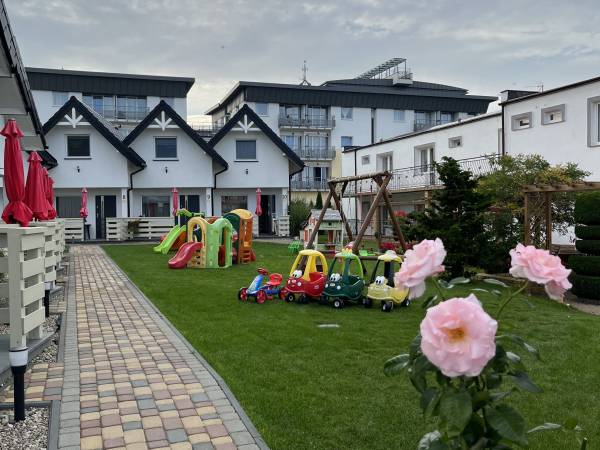 ogród przy domkach, plac zabaw