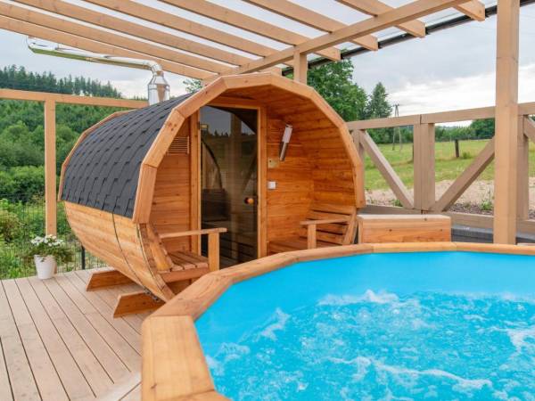 Strefa SPA balia z hydromasażami i sauna