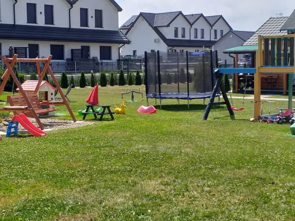  Plac zabaw z trampoliną