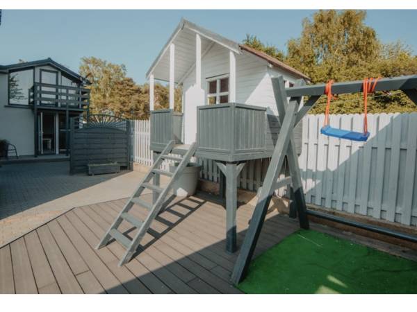 Domek dla dzieci z huśtawka 