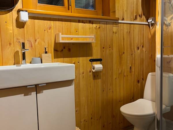 Łazienka z prysznicem na parterze