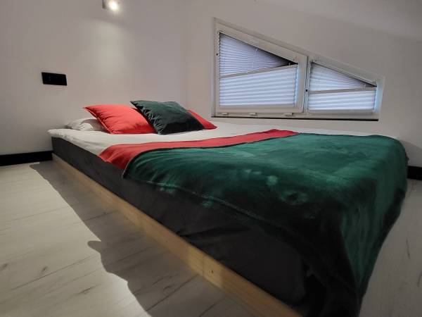 BLACK & WHITE HOUSES