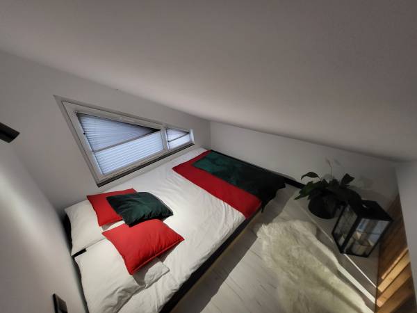 BLACK & WHITE HOUSES