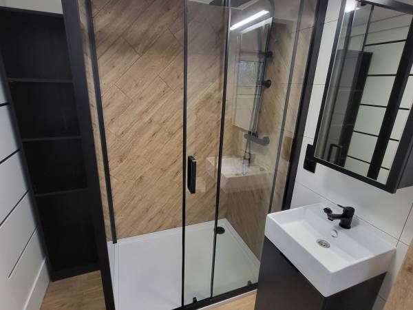 BLACK & WHITE HOUSES