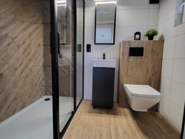 BLACK & WHITE HOUSES