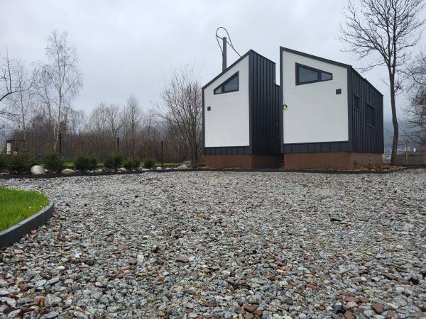 BLACK & WHITE HOUSES