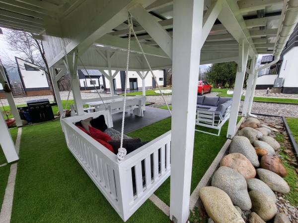 BLACK & WHITE HOUSES