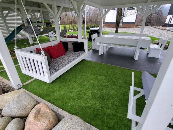 BLACK & WHITE HOUSES