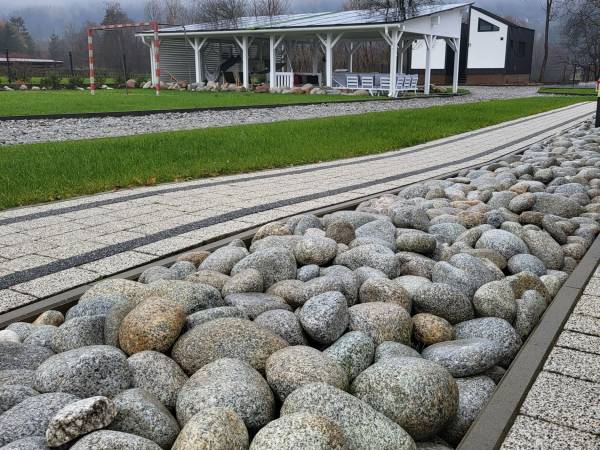 BLACK & WHITE HOUSES