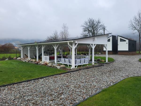 BLACK & WHITE HOUSES