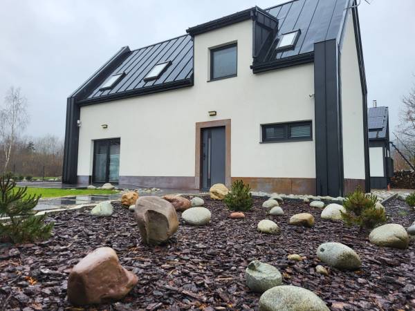 BLACK & WHITE HOUSES