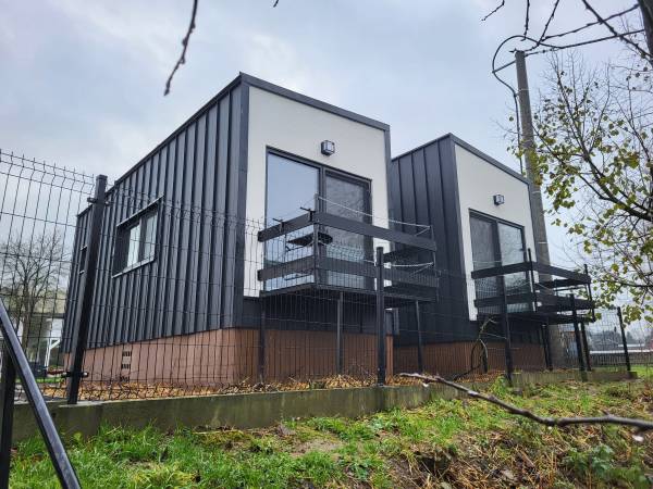 BLACK & WHITE HOUSES