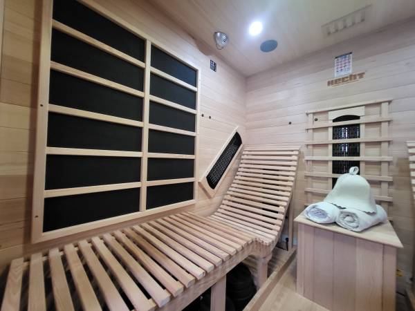 BLACK & WHITE HOUSES