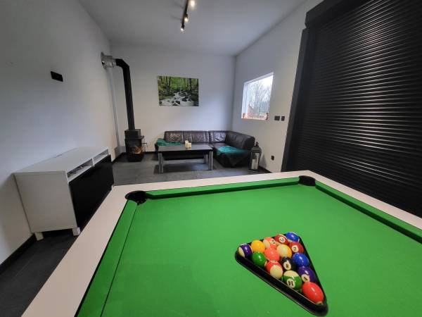 BLACK & WHITE HOUSES