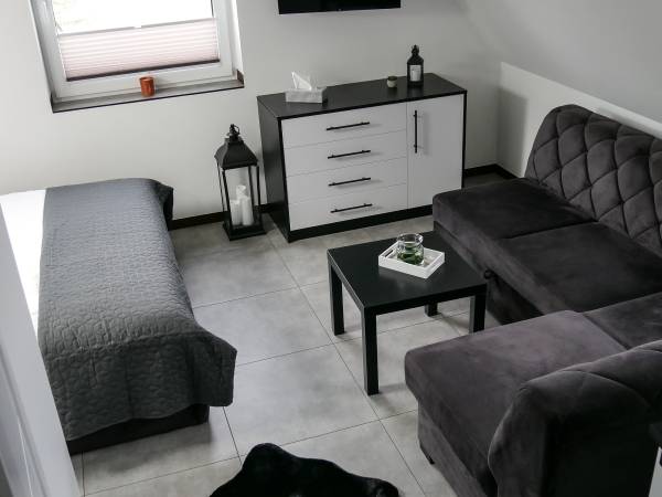 BLACK & WHITE HOUSES