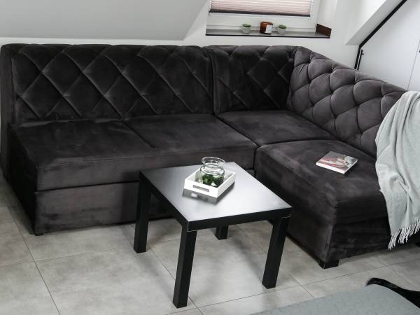 BLACK & WHITE HOUSES