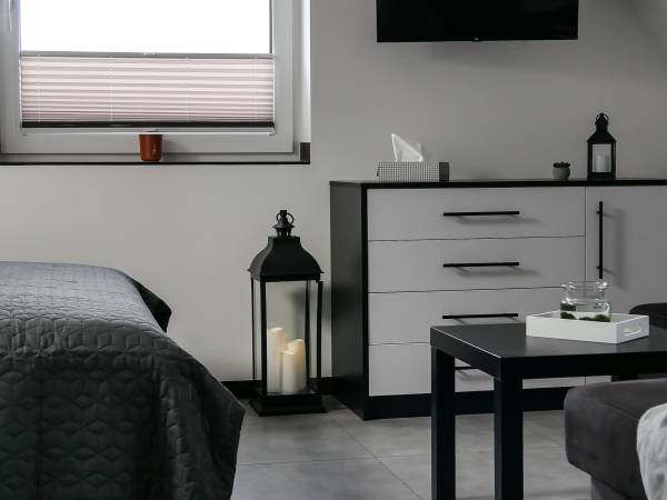 BLACK & WHITE HOUSES