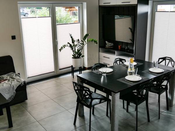 BLACK & WHITE HOUSES