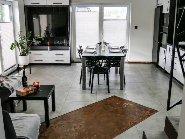 BLACK & WHITE HOUSES