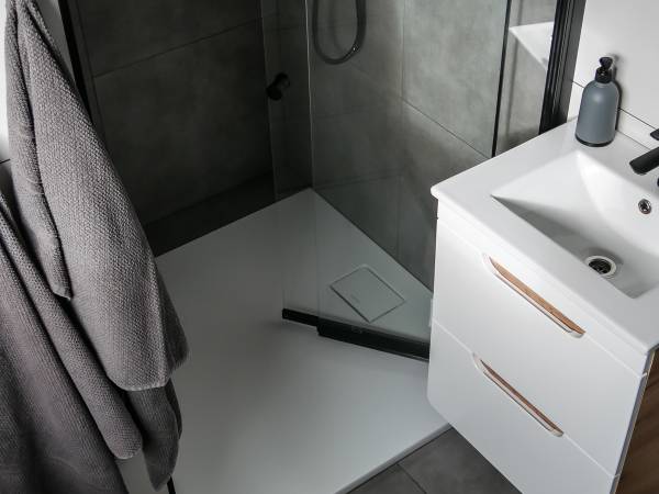 BLACK & WHITE HOUSES