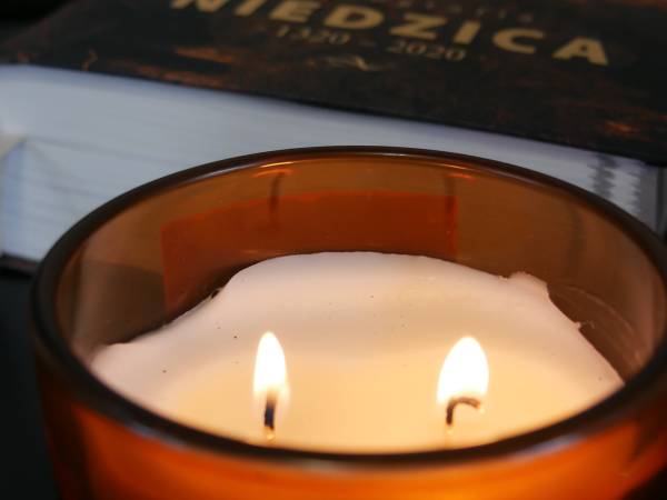 BLACK & WHITE HOUSES