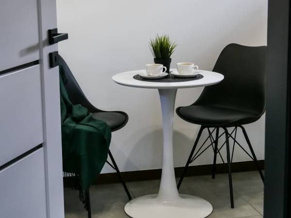 BLACK & WHITE HOUSES