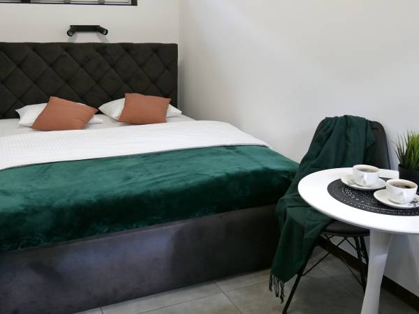 BLACK & WHITE HOUSES