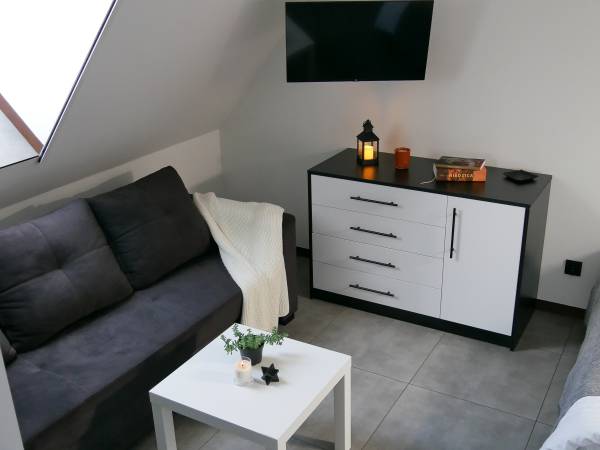 BLACK & WHITE HOUSES