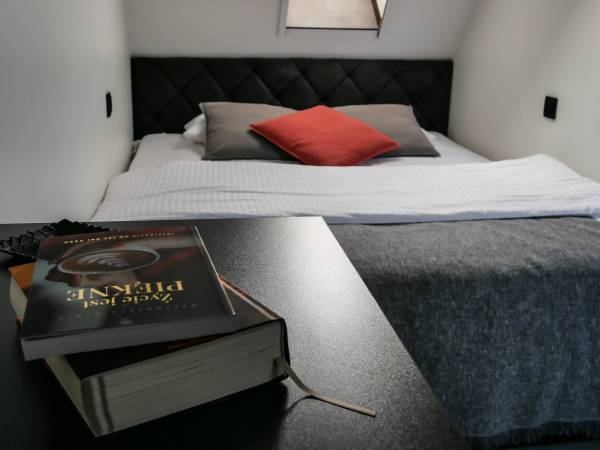 BLACK & WHITE HOUSES