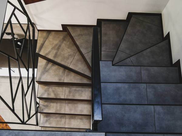 BLACK & WHITE HOUSES