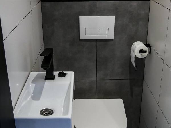 BLACK & WHITE HOUSES