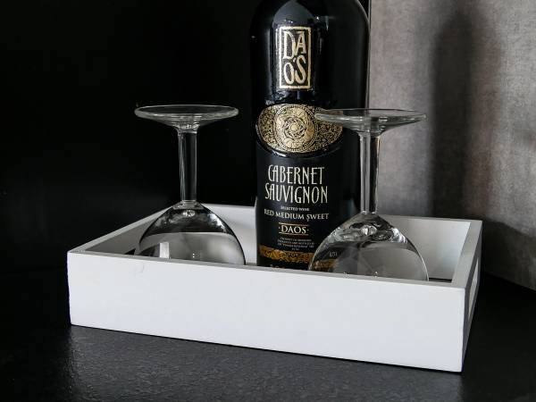 BLACK & WHITE HOUSES