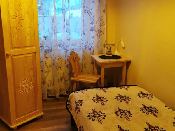 Pokój 1 osobowy z łazienką obok pokoju