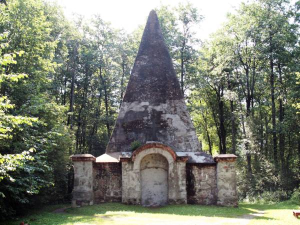 Okolica - piramida w Rapie